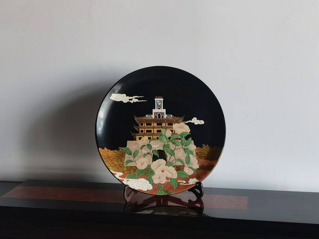 传统漆器工艺盘，饰以楼阁花卉